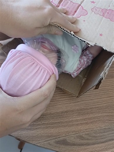 👶💕 Olha que fofura! Essa bebê reborn vem acompanhada de vários acessórios para deixar a brincadeira ainda mais especial. 🎀🍼 Um presente lindo para quem ama bonecas realistas! 😍 #BebeReborn #BonecaReborn #PresenteInfantil #tiktokshop1010 #DiaDasCrianças