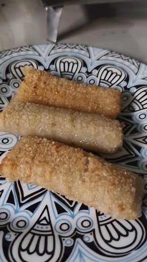 Pagkain ko na lubog sa kape ang suman sa Ibus. Ganito pa din akong kumain ahaha. #highlightseveryonefollowers #wayofeatingsuman #MulaNoonHanggangNgayon | Magie A. Benoza