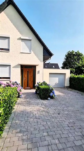 🏡 Ein Zuhause mit einer besonderen Atmosphäre. Helle Räume, ein gemütlicher Wohnbereich und ein gepflegter Garten sorgen für ein rundum angenehmes Wohngefühl. Ideal für Paare, kleine Familien oder alle, die modernes und entspanntes Wohnen lieben. Wie gefällt euch das Haus? 👀 Schreibt eure Meinung gerne in die Kommentare! 👇 #immobilien #eigenheim #traumhaus #haus #wohnen #hausliebe #wohnideen #immobilienreel #reelsdeutschland #immobilienvideo #familienhaus #wohnglück #zuhause #immobilienliebe