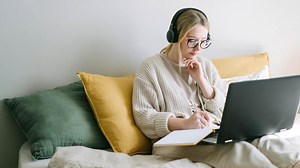 20 Contoh Kata Kerja Aksi dalam Kalimat beserta Penjelasannya