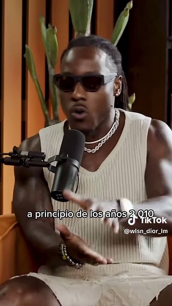 “¿Qué fue lo que realmente pasó con Ace Hood? El rapero que lo tenía todo… y terminó en el olvido.” A principio de los años dos mil diez… Ace Hood era EL nombre en el rap. Sonaba en todas partes. Éxitos como “Hustle Hard” y “Bugatti” lo convirtieron en un ícono. Su música era un himno pa’ los que venían desde abajo. Firmado por DJ Khaled, estaba en el top del juego, colaborando con artistas como Rick Ross y Lil Wayne. Era un tigre que lo tenía todo… Pero de repente, el silencio. ¿Qué fue lo que 