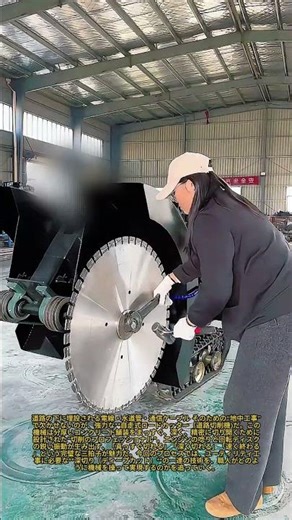 自走式道路カッターの操作と深削りのデモンストレーション：ユーティリティ設置のための専門的なコンクリート切断技術