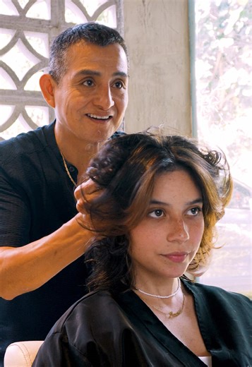 ¿Ya tienes tu look de verano? ☀️ Agenda tu cita y descubre tu mejor versión: ➡️📱 51 983 455 607 #corte #cambiodelook #estilista #fyp #verano