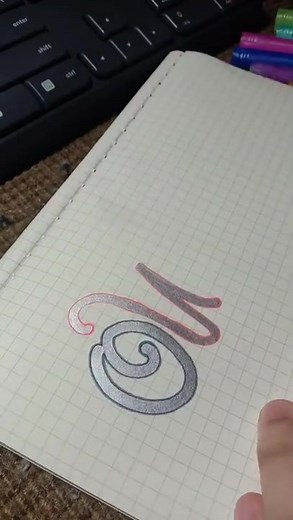 Masz problemy z nudą? 🎨 Dodaj kolory do swoich projektów z naszymi srebrnymi markerami z kolorową obwódką (12 sztuk). Dodaj elegancję i pewność siebie każdej twórczej chwili. 💖 Bo zasługujesz na to, co najlepsze. Odkryj elegancję, na którą zasługujesz! https://coolmango.pl/product/silvermarkers-lp1 | Cool Mango PL