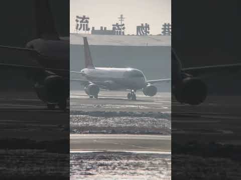 看大飞机起降震撼现场#飞机#大飞机#飞机起飞#飞机降落#机场 Watch the big plane take off and land #plane#bigplane #planelanding