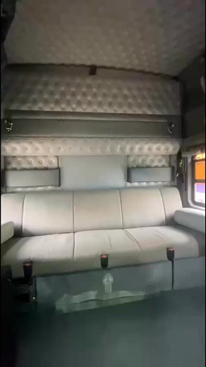 Interior Kenworth w 900 Studio Sleeper | Texas Chrome