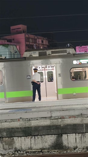 鈴聲響起，月台站務員吹哨確認，1268列車長的指差確認，謝謝您。#emu900