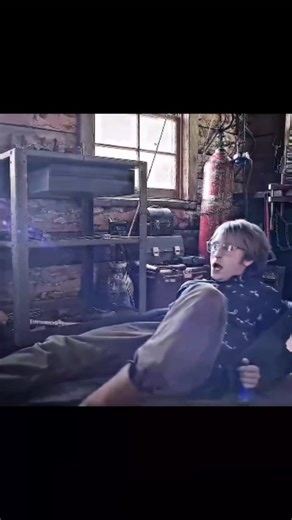 Sihun 🤍 on Instagram: "日本利用压电瓷砖将脚步转化为电能。这些瓷砖捕捉来自你脚步的动能。当你行走时，你的重量和动作会对瓷砖产生压力。瓷砖会轻微弯曲，从而产生机械应力。瓷砖内部的压电材料将这种应力转化为电能。每一步都会产生少量电荷，而数百万步结合在一起就能产生足够的电力来驱动 LED 灯、数字显示屏和传感器。在像涩谷车站这样繁忙的地方，每天大约有 240 万个脚步为这一系统作出贡献。这些电能可以被储存或立即使用，从而减少对传统电力来源的依赖，并支持可持续的城市基础设施。这种方法将日常运动转化为实用的可再生能源 #日本 #知识 #事实 #你知道吗 #推荐 科技 创新 历史 技术 实验 热门"