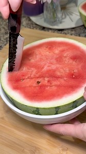 28K views · 51 reactions | Tired of the mess when cutting watermelon?  Try this no-fail method — quick, clean, and perfect for summer!#WatermelonHack #KitchenHacks #SummerHacks #FacebookReels #EasyLifeHacks #SmartTips #FruitHack | Annaknows | Facebook
