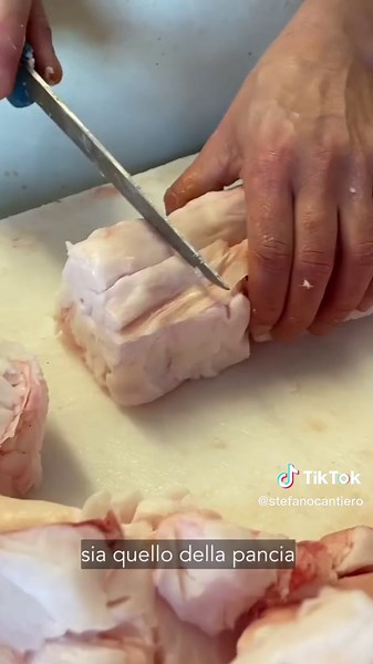 I ciccioli (o greppole), le patatine del contadino, una preparazione antica sfiziosa e… funzionale, perchè rispondeva alla regola madre checdel maiale non si butta via niente. Dimostrazione realizzata allo Spaccio La Boaria Nuova di Gazzo Veronese #foryou #food #tradizioni #saporidellacampagna #verona #mantova