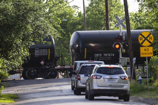 Train derailment in Houston's East End causes apartment to be evacuated