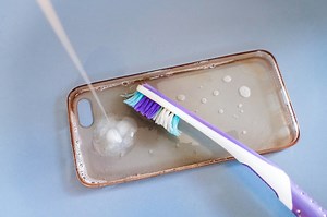 Voici des astuces efficaces pour nettoyer et blanchir une coque de téléphone jaunie