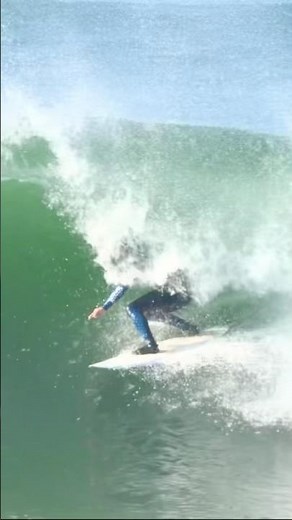 Timmy Reyes ripping through a Seal Beach barrel 🤙🏻 #Surfing #BeachLife #SealBeach