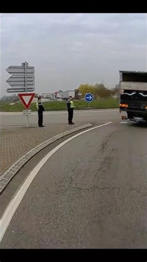 France police catch truck and give him fine 😳🚛💨 #camion #trucks