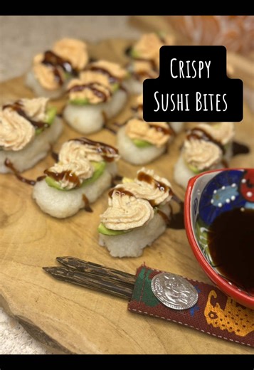 Recipe below 👇 Crispy Sushi Bites 🍣 Twist to original sushi with cooked seafood. 📊 Nutrition (per portion): Protein: 25 g | Carbs: 78 g | Fat: 13 g | Calories: 540 kcal ✨ Ingredients (for 2): 🍚 1 cup dry sushi rice 🐟 100 g raw salmon 🍤 100 g uncooked prawns 🥄 1 tbsp mayonnaise 🌶 1 tsp sriracha 🧀 1 tbsp herb cream cheese 🧂 Soya sauce 📌 Steps: 1️⃣ Cook sushi rice as per packet instructions. 2️⃣ Air fry salmon and prawns seasoned with salt. Place salmon first for 10 min at 200°C, then ad