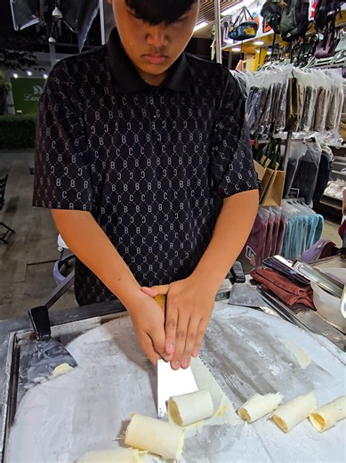 INSANE Machine-Speed Rolled Ice Cream ASMR | Vietnam Street Food at Phu Quoc Night Market 베트남 푸꾸옥 소나시 야시장에서 만난 🔥 머신 스피드급 철판 아이스크림 🔥 차가운 철판 위에 우유 붓고 → 재료 투입 → 펼치고 → 바로 말아내는 이 과정이 단 한 순간도 멈추지 않음. 손놀림이 사람인데 속도는 거의 자동화된 기계 수준. 망설임 없는 스크래핑, 칼질 소리 철판 긁는 소리까지 🎧 ASMR 제대로 살아있는 디저트. 푸꾸옥에서 밤 되면 이 집 앞에서 발걸음 멈추는 건 거의 반사임. ✔ 주문 즉시 제작 (미리 만들어둔 아이스크림 X) ✔ 초고속 손놀림 = 머신 스피드 ✔ 베트남 야시장 감성 풀세트 ✔ 더운 날씨에 체감 만족도 MAX 📍 베트남 푸꾸옥 소나시 야시장 (Sonasea Night Market, Phu Quoc) 🌙 밤 방문 강력 추천 #PhuQuoc