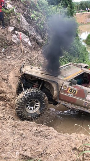 โรงกลึงโมมีน Techniques for driving off-road through obstacles using ladders.