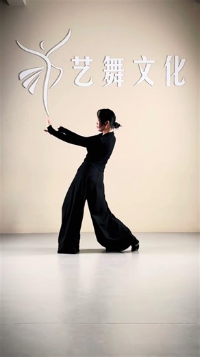 #Chinese traditional dance#solo dance#Chinese folk dance 风起花也落，起舞亦相随 #中国舞 #古典舞 #成人舞