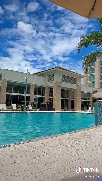 Blasting coast in a public pool >> #haileesteinfeld #coast @haileesteinfeld