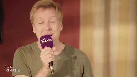 Max Müller ist Schauspieler und bekannt aus den "Rosenheim-Cops", ist aber auch ausgebildeter Sänger - mit einer Vorliebe für Operetten. 2021 war er zum 30. Jubiläum des MDR-Musiksommers zu Gast und hat euch und uns mit Perlen der Operettenmusik begeistert!🎭🎤 🗓 In diesem Jahr ist er am 20. August im Kultur- und Kongresszentrum Gera mit gleich zwei MDR-Musiksommer-Konzerten zu erleben. Gemeinsam mit dem Pianisten Volker Nemmer und dem Adamas-Quartett gestaltet er ein buntes Programm mit Werken