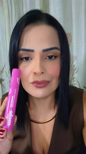Mascara de cílios Selfie rosinha Melu Ruby Rose Máscara para cílios PEEL & OFF da Melu para efeito alongado, volumoso e bem definidinho, QUEREMOS! Impossível não se apaixonar pelo novo lançamento que promete aquele olhar 43! Sua textura em gel seca rapidinho e tem alta fixação deixando os fios no lugar.