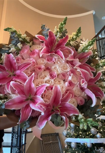 75 rosas con lirios 🌸 insta: isabels_flores #isabelsflores #lilies #lirios #flowers #forher