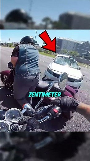 Das Auto kippte in der Nähe der Motorradfahrer um 💀