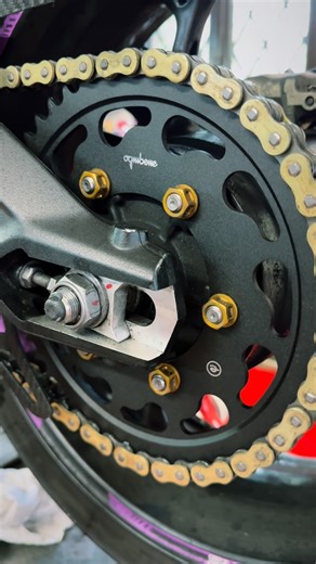 Umberto Gelvi | 🔥 Upgrade time! Oggi, insieme a @ognibene_chaintech , metto le mani sulla mia moto per installare il nuovo kit corona, pignone e catena… e... | Instagram