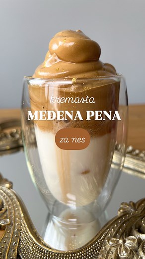 𝑩𝒐𝒋𝒂𝒏𝒂 𝑫.𝑴. ex Njegova_zena_za_sva_vremena on Instagram: "Whipped Honey Coffee ☕️ Penušava, ukusna i zabavna za pripremu - od samo 3 sastojka! ☕️ Ako tražiš zamenu za šećer, med je najbolji izbor 🍯 Recept: • 20 gr instant kafe •50 gr meda • 50 ml tople vode • sladoled po želji 1. Mikserom umutiti med dok ne postane svetložut i kremast. 2. Dodati kafu i toplu vodu. 3. Mutite zajedno oko 5 minuta - dok ne postane bogata, penasta smesa. 4. Led, kugla sladoleda, mleko i preko obilato pene ☺