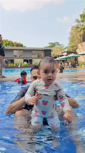 Indra Evans on Instagram: "Victoria makin lincah, mama makin glowing, papa makin sayang 🥹"