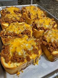 Cheesy Sloppy Joe Garlic Toast 🧄🧀 This easy dinner uses simple ingredients to turn sloppy joes into a fun, cheesy toast bake. Hearty, family friendly, and perfect for busy weeknights. Ingredients: 1 lb ground beef 8 slices frozen garlic toast 1 cup shredded cheddar cheese Recipe in the Coʍʍеոτ 👇 | Recipes by banana