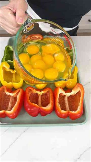 Easy stuffed bell peppers with eggs and ham for breakfast