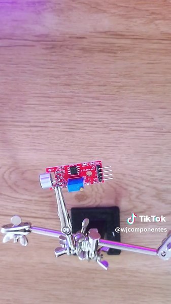 O KY-037 é equipado com um microfone condensador de alta sensibilidade e possui duas saídas: uma digital, que detecta sons acima de um nível configurado, e uma analógica, que mede continuamente a intensidade do som ambiente. Isso significa que você pode criar projetos que respondem tanto a sons pontuais — como palmas ou estalos — quanto à variação contínua do ambiente, como em sistemas de iluminação que acompanham o ritmo da música! 🎶 Com alimentação entre 3,3V e 5V, ele é totalmente compatível