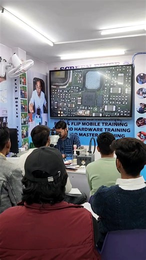 Hardware Fixer on Instagram: "🔥 REAL HARDWARE TRAINING | LIVE PRACTICAL CLASS – SCREEN FIXER DELHI 🔥 Is reel me aap dekh rahe ho REAL MOBILE HARDWARE WORK, koi theory nahi – 100% live practical training 🔧📱 👨‍🏫 Raj Sir & Ritu Ma’am students ko step-by-step phone opening aur repair sikhate hue – bilkul industry standard process ke saath 💯 📌 Is video me kya sikhaya ja raha hai? ✔️ Phone ko safe & professional tarike se open karna ✔️ Samsung Fold / Flip device handling & repair ✔️ High-end p