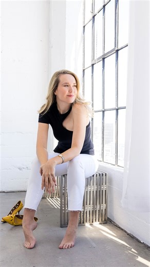 Blue Note Tokyo | ブルーノート東京 on Instagram: "【Special Message】 サラ・マッケンジーより、来月の東京公演に向けたスペシャルメッセージが到着しました。 桜の季節を彩る、透明感あふれる優しくシルキーな歌声。ピアノとともに紡がれる極上のひとときをお楽しみに。 SARAH McKENZIE @sarahmckenziemusic 2026 3.27 fri., 3.28 sat. 〈予約開始日〉 Jam Session会員：2月16日(月) 12:00pm～ 一般：2月19日(木) 12:00pm～ ※Jam Session会員先行、一般ともにweb予約のみ -TOUR INFO- 3.26 thu. 丸の内 コットンクラブ @cottonclubjapan 詳細・ご予約はプロフィール内リンク→【SCHEDULE】→3月【SARAH McKENZIE 】公演ページをチェック ▶︎Link in bio @bluenotetokyo for tickets!!🎫"