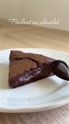 Cook By Amandine on Instagram: "Recette de mon fondant au chocolat 🍫 200 g de chocolat (noir, au lait, ou un mix des deux) 80 g de beurre 3 œufs 80 g de farine Fais fondre le chocolat avec le beurre sur feu doux, en remuant bien. Réserve. Dans un saladier, mélange les œufs. Ajoute le mélange chocolat/beurre, mélange. Incorpore la farine, mélange. Mets du papier cuisson dans un moule de 18 cm avec charnière, puis verse ta préparation dedans. Cuisson : 10 min à 190º (il faut que le milieu du gâte