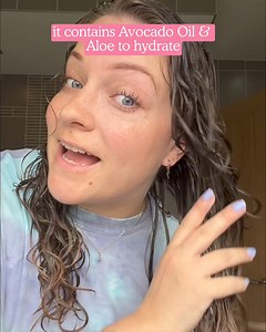 STOP BEING AFRAID OF GEL! 🚨 Many of us associate gel with sticky, crunchy and crusty hair 😕 But for wavy and curly hair, gel is actually a GAME CHANGER! Our Enhancing Curl Gel is lightweight, contains hydrating ingredients like Aloe and will NOT leave your hair feeling sticky or crunchy. It enhances your natural wave/curl pattern and will lock in moisture which means NO MORE FRIZZ 🙌 It's time to give gel a try 💖 | Only Curls