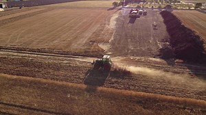 moissonneuse-batteuse battage champ de céréales blé vue aérienne