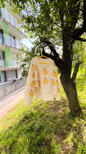 when life gives you lemons, just make a lemon sweater 💛🍋 #chunkyknit #chunkysweater #knitting #springsweater #fruitysweater #fruity if you want the same one DM me