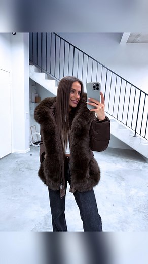 Sabīne gribēja siltu un ar Kapuci, bet mums ir ne tikkai tas! Mums ir viss kopā 🧥 VIRAJAKĀM līdz pat -50% atlaide 😱🤯 www.elyndi.com | Elyndi