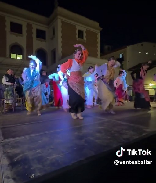 #zambombaflamenca #Almoraima #casaandaluciaparla #plazageneralvaradelrey #cororocieronuevoamanecer @Óscar @aguita @David Rivera3195 @Eva maria Rodrigo he @Juan Carlos Herrera @maribelpalomo206 @mcris955 @Maria Campoo Ramirez @norasanchezzzzz @Papelería La Mina @Maria Campoo221 @Tania Cazorla Iglesias @🙋🏻‍♀️Virgi