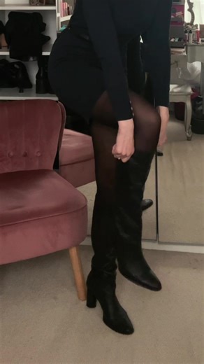 Do you like knee high leather boots? #kneehighboots #leatherboots #pantyhose #nylon #tights