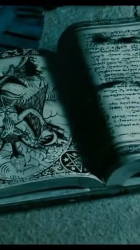 El Necronomicón: Origen, Historia (Edición Deluxe) #clip 6 #necronomicon #fblifestyle El Necronomicón. Un grimorio ficticio ideado por el escritor estadounidense H.P. Lovecraft, maestro de la literatura de terror y ciencia ficción. ¿Qué dice el libro Necronomicón? El Necronomicón es descrito como un libro de saberes arcanos y magia ritual, cuya lectura provoca la loocura y la muuerte. #libros #literatura Historia del Necronomicón Teoría: El Necronomicón es real Las trece puertas del Necronomicón