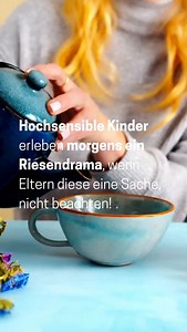 Für hochsensible Kinder ist die Zeit nach dem Aufwachen ein sensibler Übergang. Ihr Nervensystem braucht Zeit, um sich nach dem Schlaf zu orientieren und Sicherheit zu finden. Als stark bindungsorientierte Kinder müssen sie ihre Bezugsperson zuerst spüren, bevor sie bereit sind, Anforderungen anzunehmen. Deshalb sind die ersten 5 Minuten nach dem Aufwachen mit elterlicher Präsenz, Kuscheln und Nähe zu verbringen. Diese Zeit gibt den Kindern Sicherung für einen entspannten Start in den Tag. Fehlt