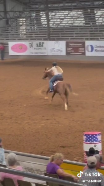 Go Roman go!! #barrelhorse #barrelracer #rodeo