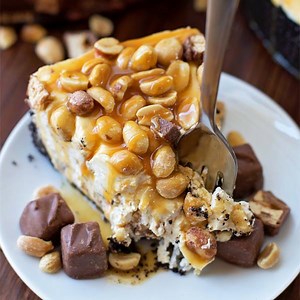 This easy No-Bake Snickers Cheesecake couldn't be easier to make! FULL RECIPE: http://lifemadesimplebakes.com/2015/08/no-bake-snickers-cheesecake/ | Life Made Simple - Recipes for Real Life