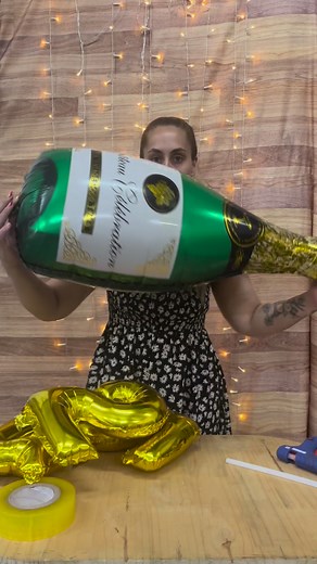 Vem aprender um arranjo de balão 2024 para piscina 🍾🥂 #balão #decoraçãoanonovo #decoração #balão2024 #felizanonovo #balõespersonalizados | Kathussa Taborda