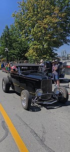 Beautiful 32 Roadster arriving in Victoria for the Northwest Deuce Days 2025 met by the Flower man. #lightemuptv #ford #roadster #classic Destination Greater Victoria | Light 'Em Up.TV - What do you drive?