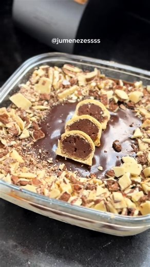 Juliana Menezes on Instagram: "quase nao sobra nem a travessa pra contar historia Sobremesa gelada de ouro branco na travessa 🤤 BOM DEMAAAAIS Comeria ou passaria?? deixa nos comentários! 👇🏼 EU USEI: 1 leite condensado 1 creme de leite 4 colheres de sopa de leite em pó 1 colher de sopa de margarina Mexe e quando ele engrossar conta 3 minutos e desliga o fogo. 15 bombons ouro branco (mas pode ser mais ou menos, vai do seu gosto) Pra ganache: 2 barras de chocolate 1 creme de
