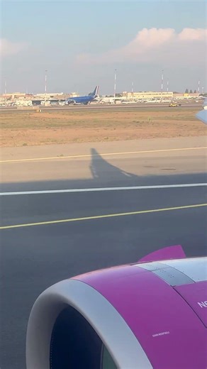 WizzAir Airbus A321neo Landing Rome Fiumicino